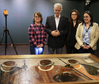 El ministro ecuatoriano de Cultura, Raúl Pérez Torres (c-izq); la directora del Museo Nacional (MuNa) de Ecuador, Ivette Celi (dcha), y la subsecretaria de Memoria Social del Ministerio de Cultura, Casandra Herrera (c-dcha), observan la obra.