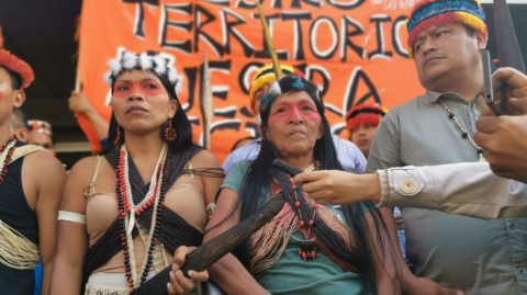 Miembros de la comunidad huaorani protagonizaron el jueves 16 de mayo de 2019 una protesta contra la explotación petrolera.