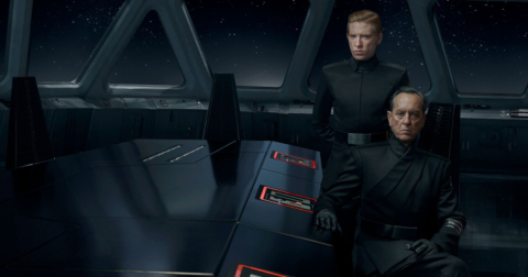 El General Hux (nterpretado por Domhnall Gleeson) y el  General Pryde (Richard E. Grant) al interior de la nave de Kylo Ren.