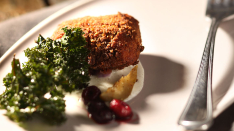 Croqueta de res y yogurt de pepa de sambo, en el restaurante Dos Sucres, en Cuenca.