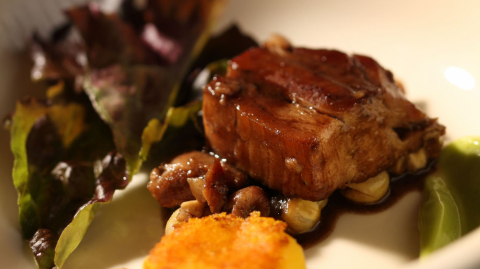 Costilla de cerdo en glacé de chicha y cacao, en el restaurante Dos Sucres, en Cuenca.