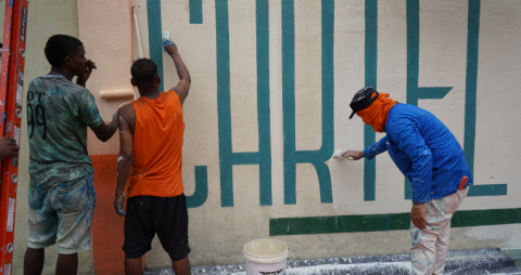 Privados de la libertad pintan un mural en el pabellón ocho de la Penitenciaría del Litoral. Guayaquil, 20 de abril de 2022.