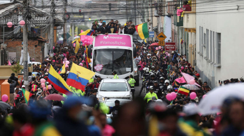 Cientos de personas reciben a Richard Carapaz, durante su llegada a Tulcán.