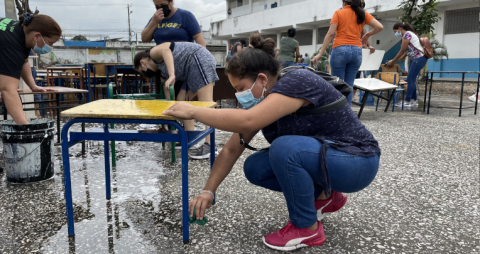 Estudiantes y madres participan de una minga en la unidad educativa Los Vergeles. Guayaquil, 4 de mayo de 2022.