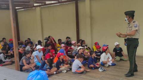 Charla de la Policía Comunitaria, dentro del programa "Mi futuro libre de drogas" en el distrito Esteros de Guayaquil, el 19 de abril de 2022.