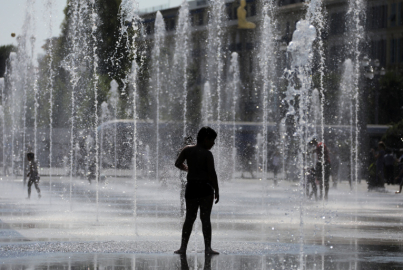 El gobierno francés habilitó varias piletas públicas ante la ola de calor en la ciudad. 