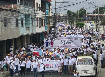 En Manta, decenas de personas también salieron a las calles 