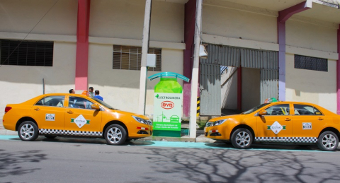 En Loja se inauguró la primera electrolinera del país en 2017, con una potencia de 80 kilovatios. 