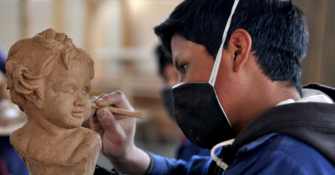 La Misión, que es parte de la orden salesiana y que cuenta con 100 voluntarios en Ecuador, brinda estudios académicos gratuitos a niños y jóvenes de Loja, Azuay, Cotopaxi, El Oro, Bolívar y Manabí. Además, les enseñan a elaborar obras en madera.