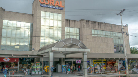 Vista general del edificio de Coral Hipermercados, en la avenida de las Américas, en Cuenca, que fue el primer hipermercado del Grupo Ortiz.