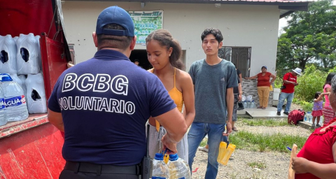 Entrega de donaciones a personas afectadas por lluvias en la comuna San Isidro.