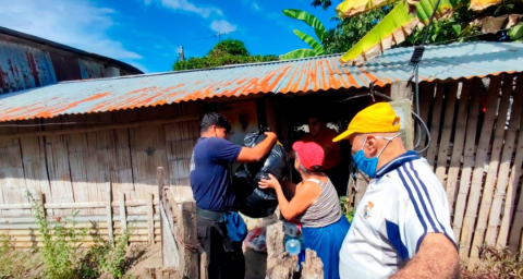 Entrega de donaciones a personas afectadas por las lluvias en Salitre.