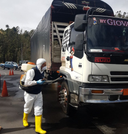 Imagen referencial de la desinfección de un camión en zona bananera