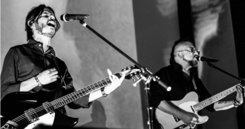 Los cantantes, guitarristas y compositores de Mamá Vudú: Roger Ycaza y Edgar Castellanos, en vivo.