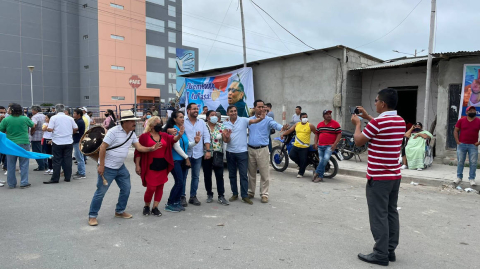 Seguidores del exvicepresidente, Jorge Glas, se toman fotos en los exteriores de la Corte Provincial de Santa Elena, el 18 de mayo de 2022.