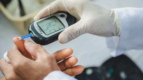 En el Hospital Bicentenario se realizan pruebas de nivel de azúcar, para control de enfermedades como la diabetes.