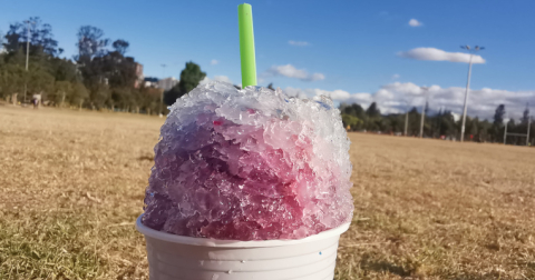 El granizado es una de las golosinas preferidas de los quiteños en verano. Aquí, un granizado de frutas en el  tradicional parque de La Carolina