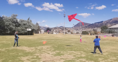 Una de las actividades preferidas en verano es hacer volar cometas. En la foto, niños juegan con sus cometas en el Parque Itchimbía, en el centro de la ciudad.