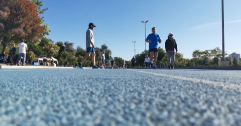 Las mañanas frías no son impedimento para los deportistas que llegan al parque de La Carolina, para dar inicio a su rutina diaria de ejercicios. 