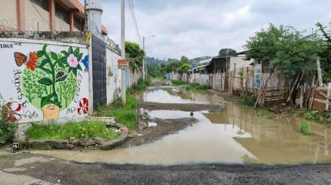 Las calles aledañas a la Unidad Educativa América están inundadas. La escuela será un recinto electoral en las elecciones del 7 de febrero de 2021.