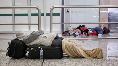 Viajeros pasan la noche en el Aeropuerto de Quito, por el paro nacional, la madrugada de este 21 de junio de 2022.