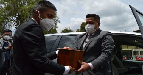 Andrés Chocho recibe las cenizas de su padre antes de ingresar al Coliseo de Cuenca.