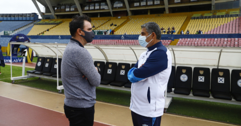 Los entrenadores Santiago Escobar y Pablo Trobianni conversan en el estadio Atahualpa, el viernes 19 de febrero de 2021.