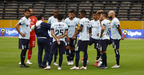 Los jugadores de Universidad Católica conversan en el medio campo, el viernes 19 de febrero de 2021.