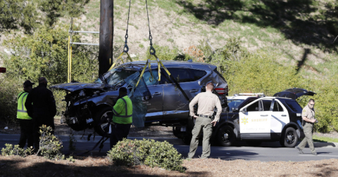 El auto de Woods fue sacado del lugar del accidente por una grúa