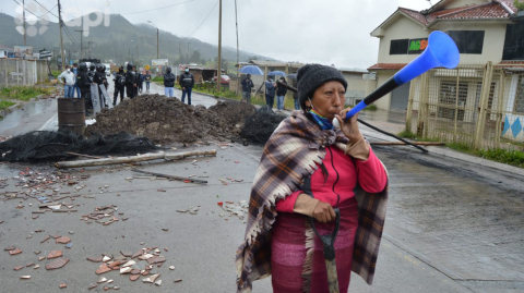 Protestas del movimiento indígena en el sector de la Y de Tarqui, en Azuay, este 1 de marzo de 2021.