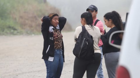 Familiares de detenidos en la Cárcel de Santo Domingo de los Tsáchilas aguardan por información sobre el estado de sus allegados, el 19 de julio de 2022, un día después de la masacre de 12 presos.