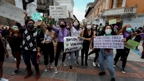 Decenas de mujeres marcharon en Quito este 7 de marzo de 2021, en conmemoración del Día Internacional de la Mujer.