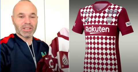 Andrés Iniesta, actual jugador del Vissel Kobe, obsequia una  camiseta de su club.