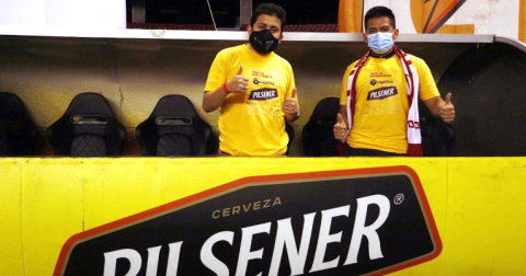 Aficionados ven uno de los partidos del torneo local desde la Lata Vip, en el estadio Casa Blanca.