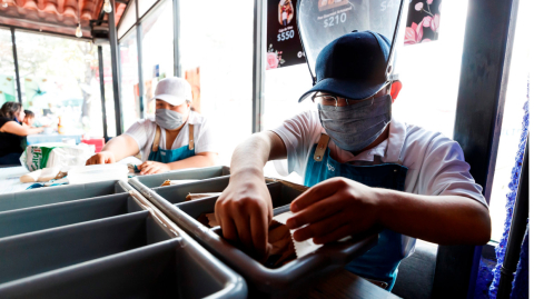 Diego, un trabajador con síndrome de Down, labora en la cafetería "El sueño de Frida", en México, el 16 de marzo de 2021.