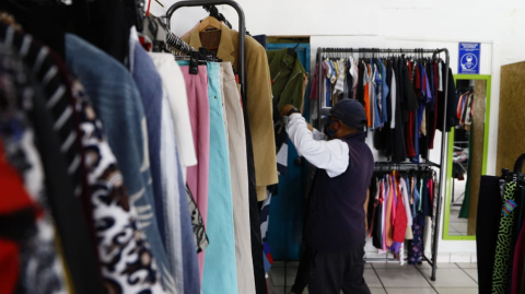 Un hombre en una tienda de Amigui, en Quito, el 1 de abril de 2021.