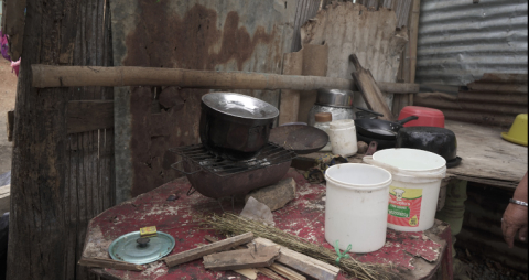 La adolescente y su bebé de días de nacida viven en un cuarto de caña y cocinan con leña en Monte Sinaí. Guayaquil 16 de agosto de 2022.