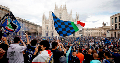 Los hinchas festejan sin la respectiva distancia social, este domingo 2 de mayo de 2021. 