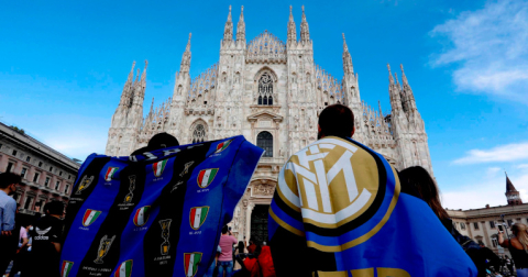 Los fanáticos frente a la Piazza del Duomo, en Milán, Italia.