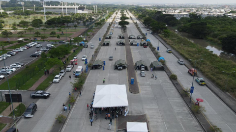 Al menos 12 carpas fueron ubicadas en el parque Samanes, en Guayaquil, para el plan vacunación exprés, que comenzó el 4 de abril de 2021.