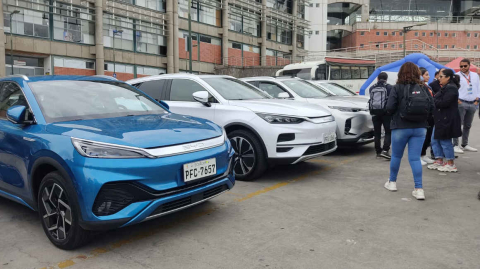 Carros eléctricos enchufables de la marca BYD hicieron un recorrido de Quito a Ambato, septiembre de 2023.