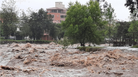 La fuerza de la corriente afectó las zonas verdes en las orillas de los ríos en Cuenca.