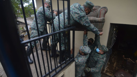 Militares ayudan a evacuar a las familias perjudicadas por el invierno en el Austro, el 18 de mayo de 2021.