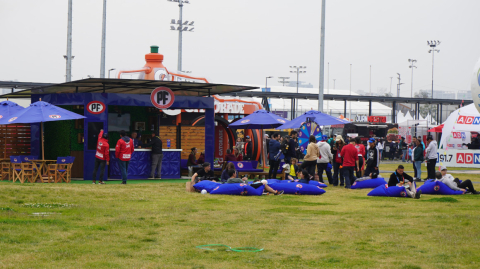 La gente se toma un descanso en el Fan Fest de los Juegos Panamericanos 2023.