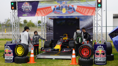 Niños visitan uno de los stands de una marca auspiciante de los Juegos Panamericanos 2023.