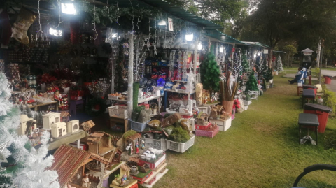 Feria Navideña Diego de Almagro, ubicada en el Parque La Carolina, en la esquina de las avenidas República del Salvador y Amazonas, en Quito, el 29 de noviembre de 2022.