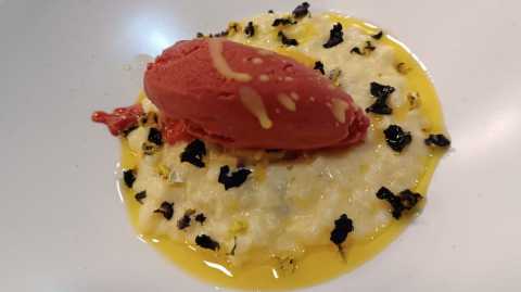 Un morocho con leche, mantequilla de almendra y helado, decorado con eugenias y mashua. 