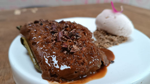 Quimbolito de cacao fino de aroma, acompañado de crumble de quinua y otros cereales, con helado de 'agua de viejas'.