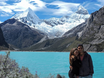 Recorrido de los viajeros argentinas por la Laguna Parón, en los Andes peruanos. 