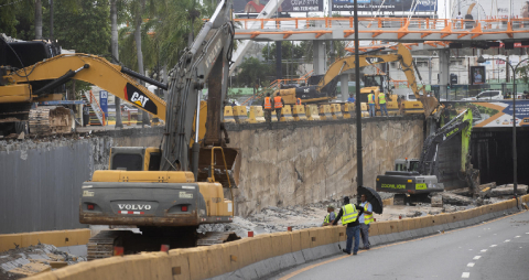 Personal de obras públicas trabajan en el paso a desnivel de la avenida 27 de Febrero, en Santo Domingo